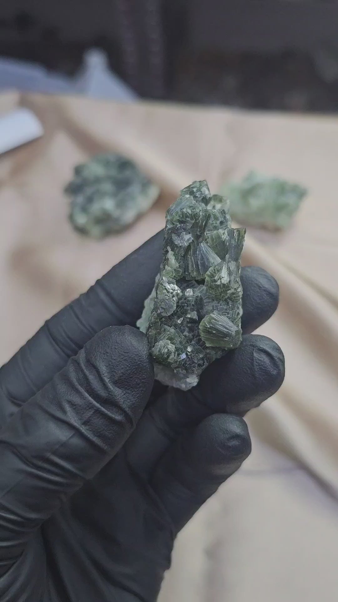 Prehnite cristaux orthorhombiques parfaits verts foncés de 45g sur présentoir rotatif