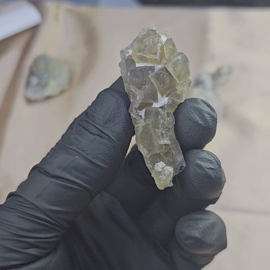 Fluorine jaune verdâtre brute zonée marocaine de 19g - Vue en 360°