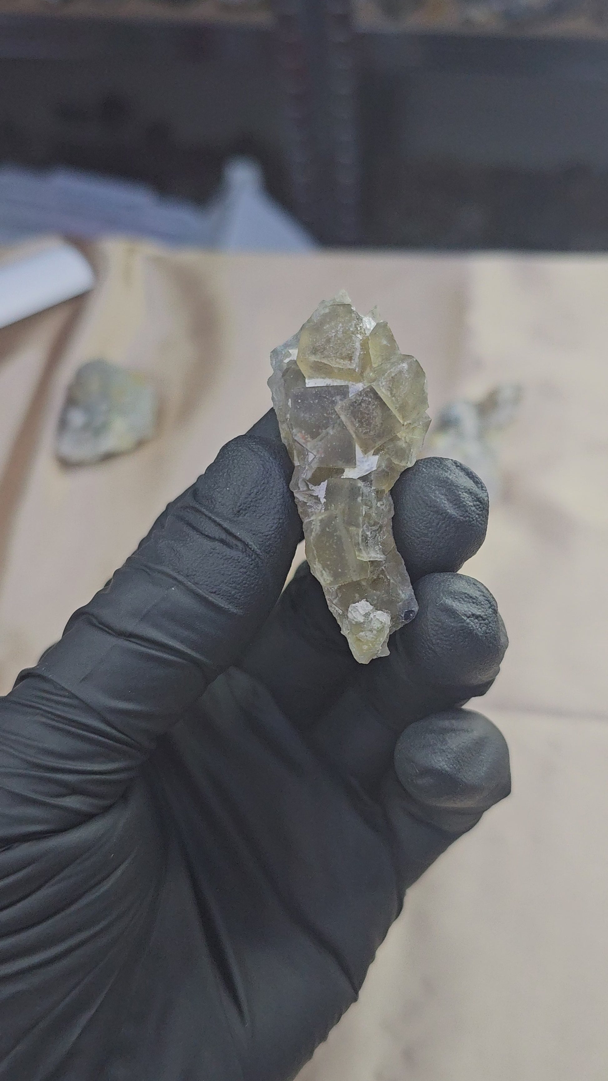 Fluorine jaune verdâtre brute zonée marocaine de 19g - Vue en 360°
