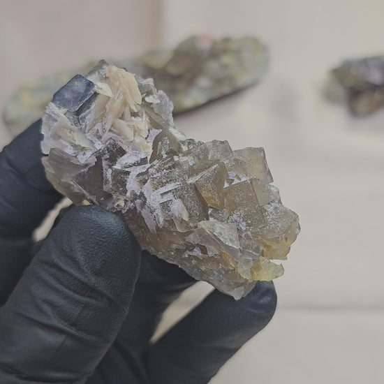 Cube de galène et baryte sur fluorite jaune miel foncé du Maroc 62g - Vue en 360° et sous lampe