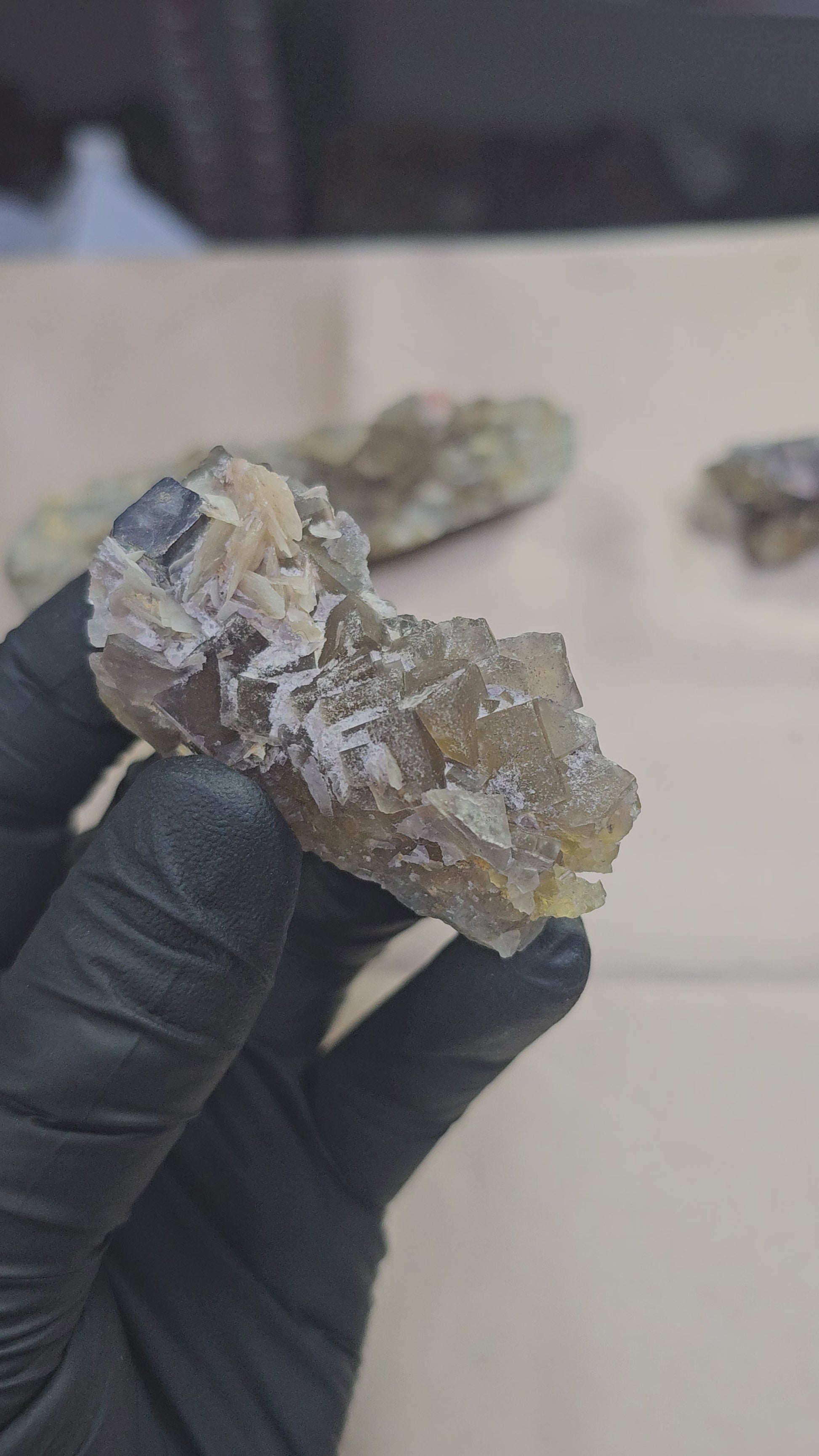 Cube de galène et baryte sur fluorite jaune miel foncé du Maroc 62g - Vue en 360° et sous lampe
