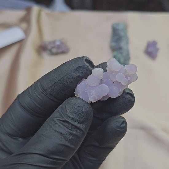Calcédoine grappes mauves pâles et scintillantes de 10g