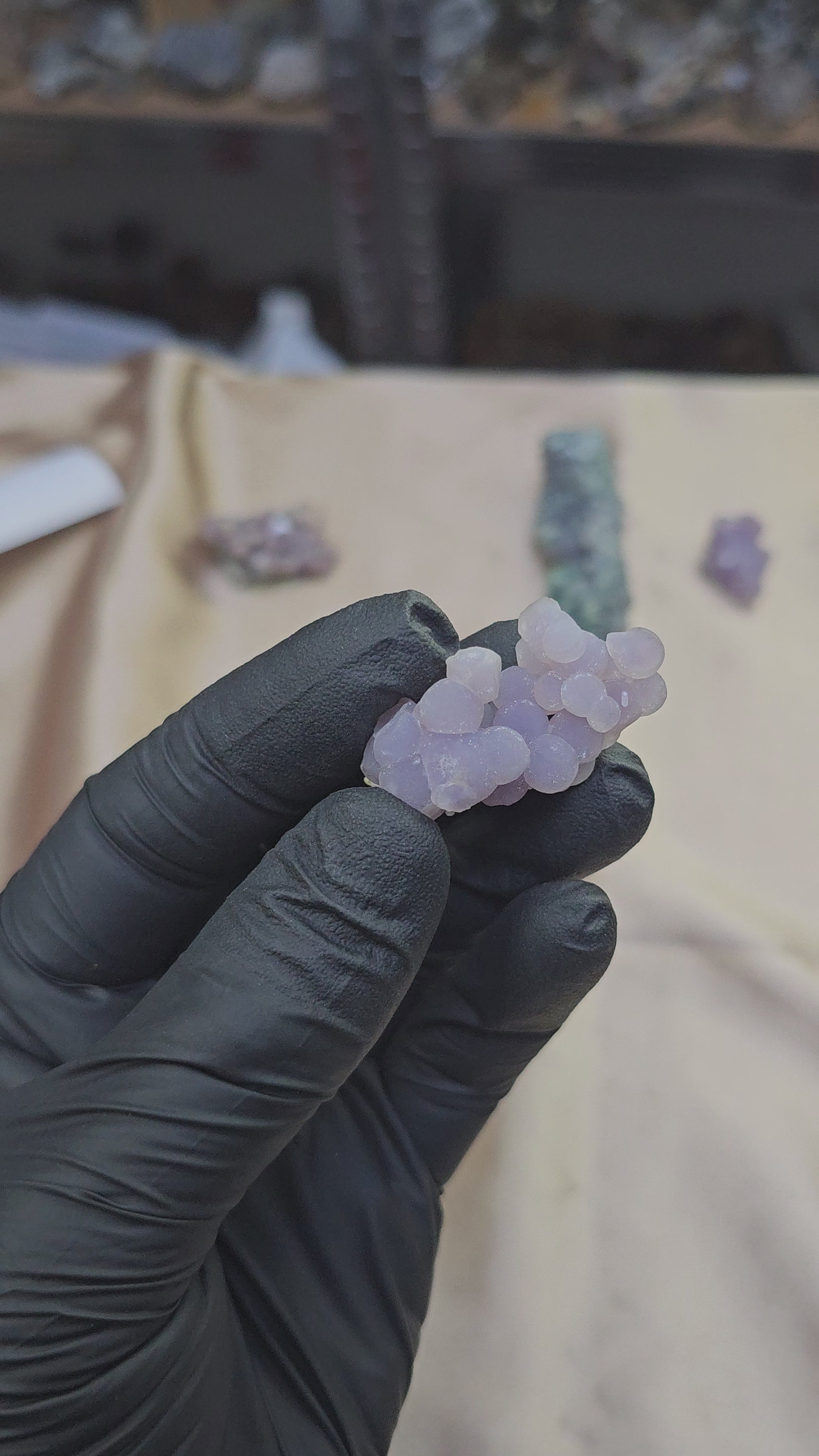 Calcédoine grappes mauves pâles et scintillantes de 10g
