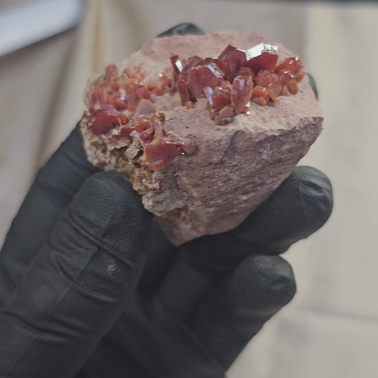 Vanadinite cristaux rouges hexagonaux sur gangue de 111g du Maroc
