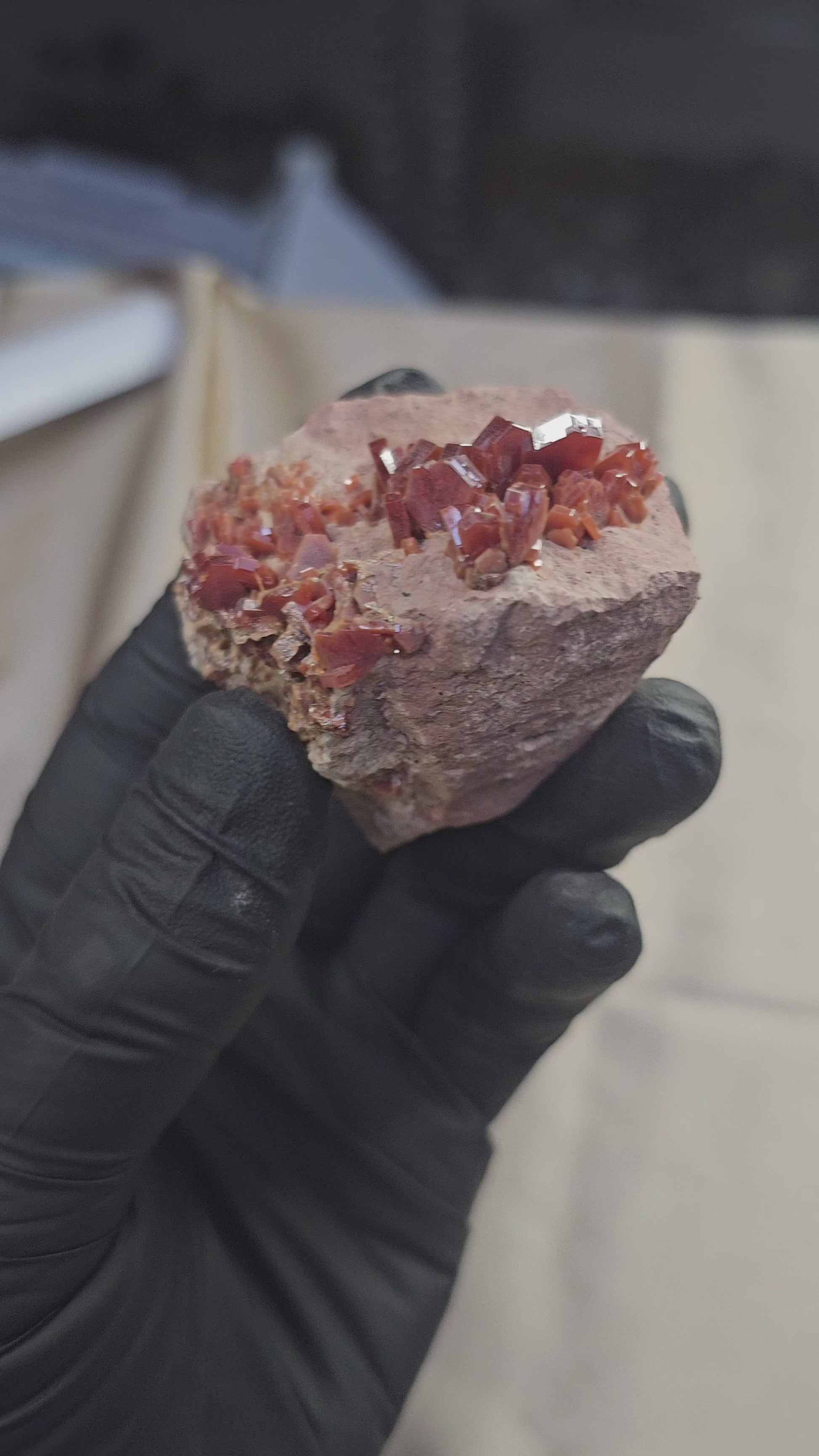 Vanadinite cristaux rouges hexagonaux sur gangue de 111g du Maroc