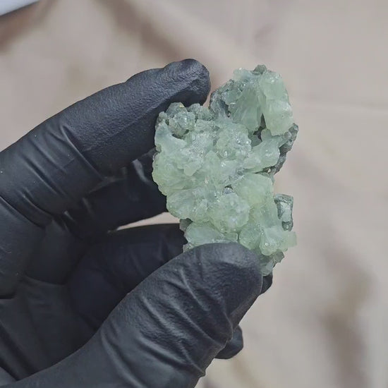 Prehnite verte claire à inclusion de byssolite 43g du Maroc