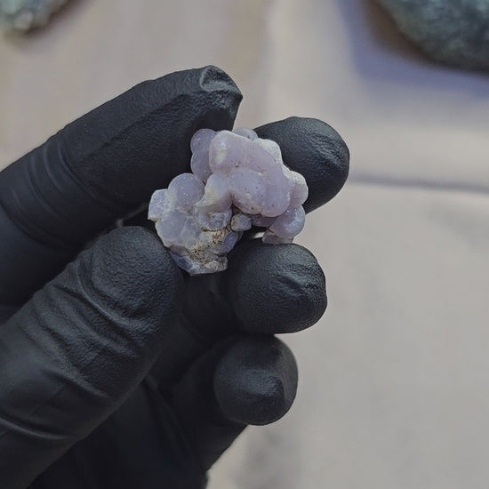 Calcédoine botryoïde violet de parme scintillant de 9g - Vue du dessus et en 360°