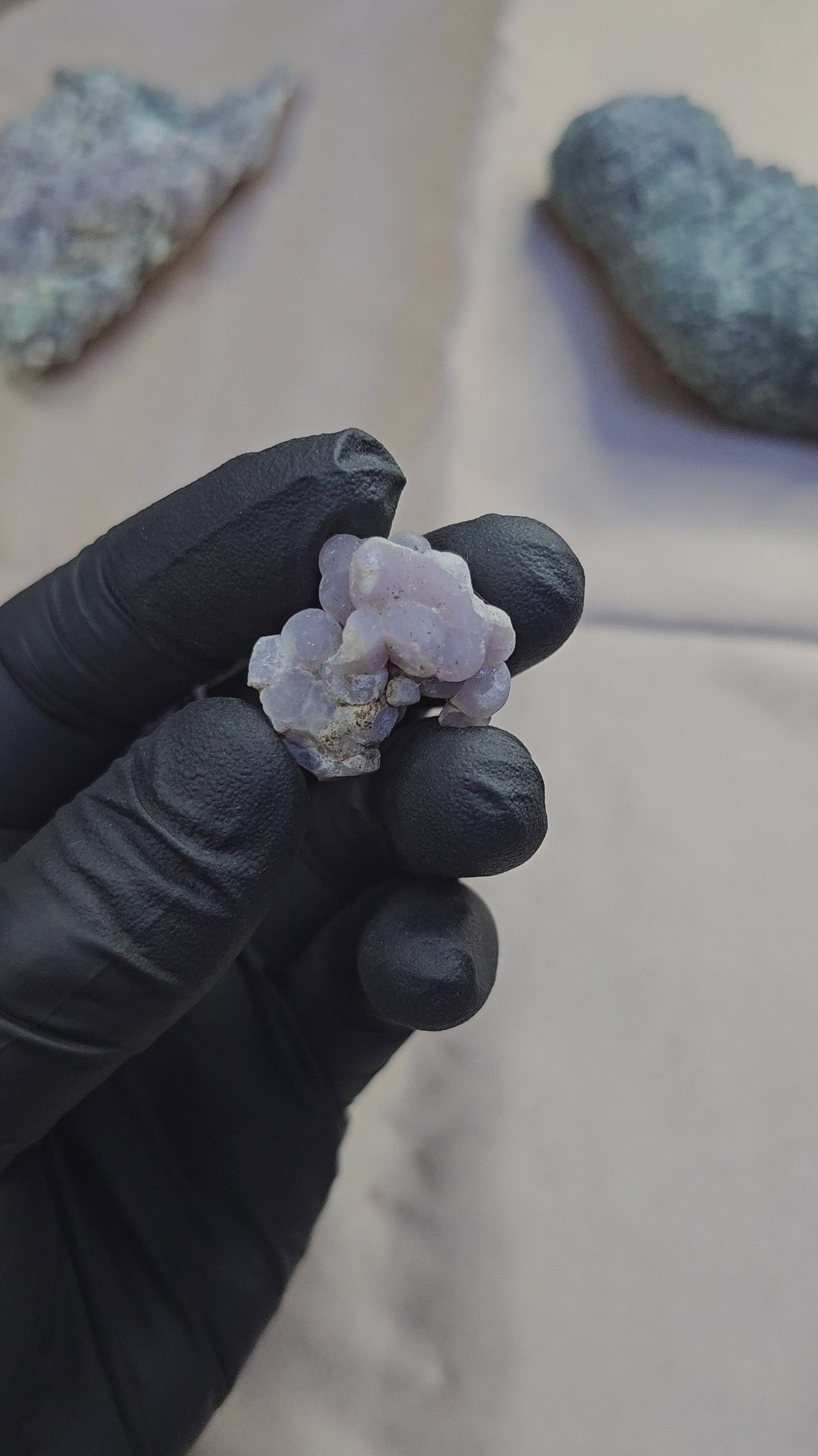 Calcédoine botryoïde violet de parme scintillant de 9g - Vue du dessus et en 360°