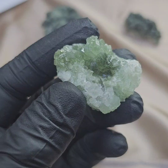 Cristaux verts sur prehnite claire du Maroc 29g