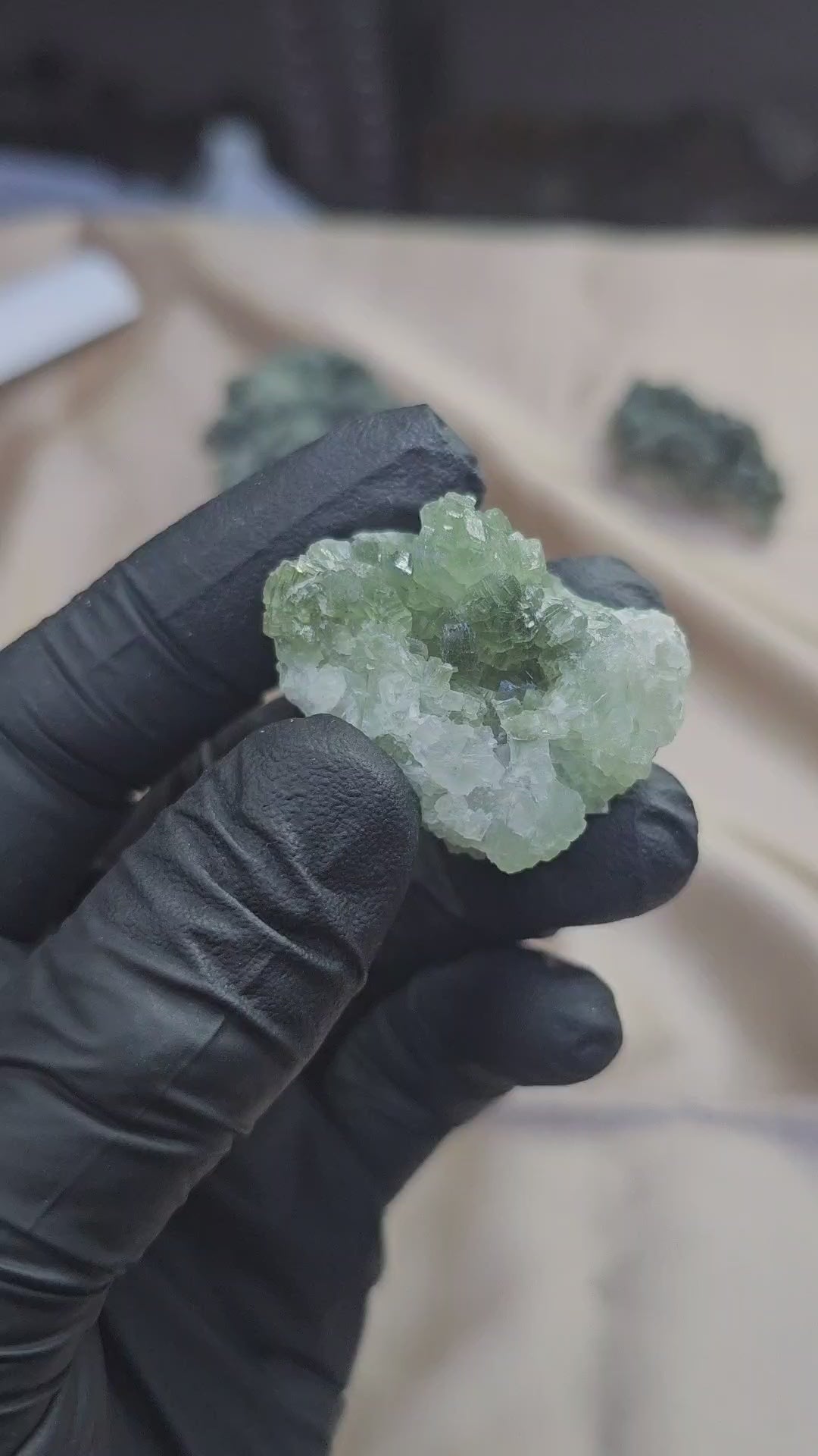 Cristaux verts sur prehnite claire du Maroc 29g