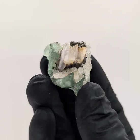 Calcite avec quartz et pyrite sur fluorite vert d'eau de 36g d'El Hammam au Maroc