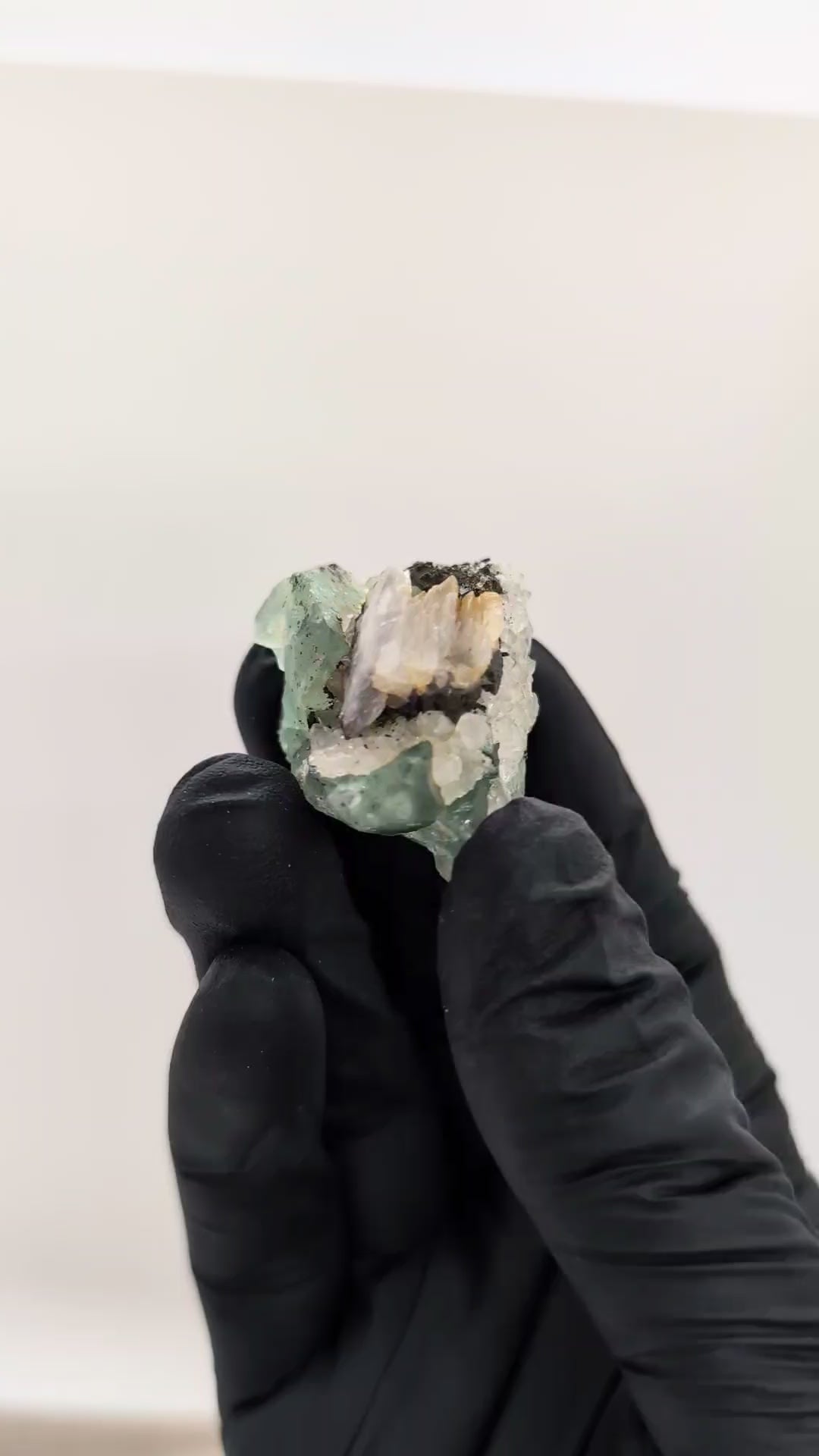 Calcite avec quartz et pyrite sur fluorite vert d'eau de 36g d'El Hammam au Maroc
