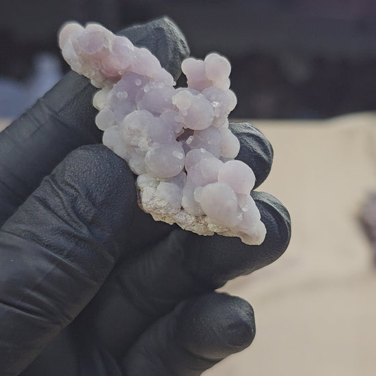 Calcédoine botryoïde à gros grains de raisin violets pâles de 29g - Vue en 360°
