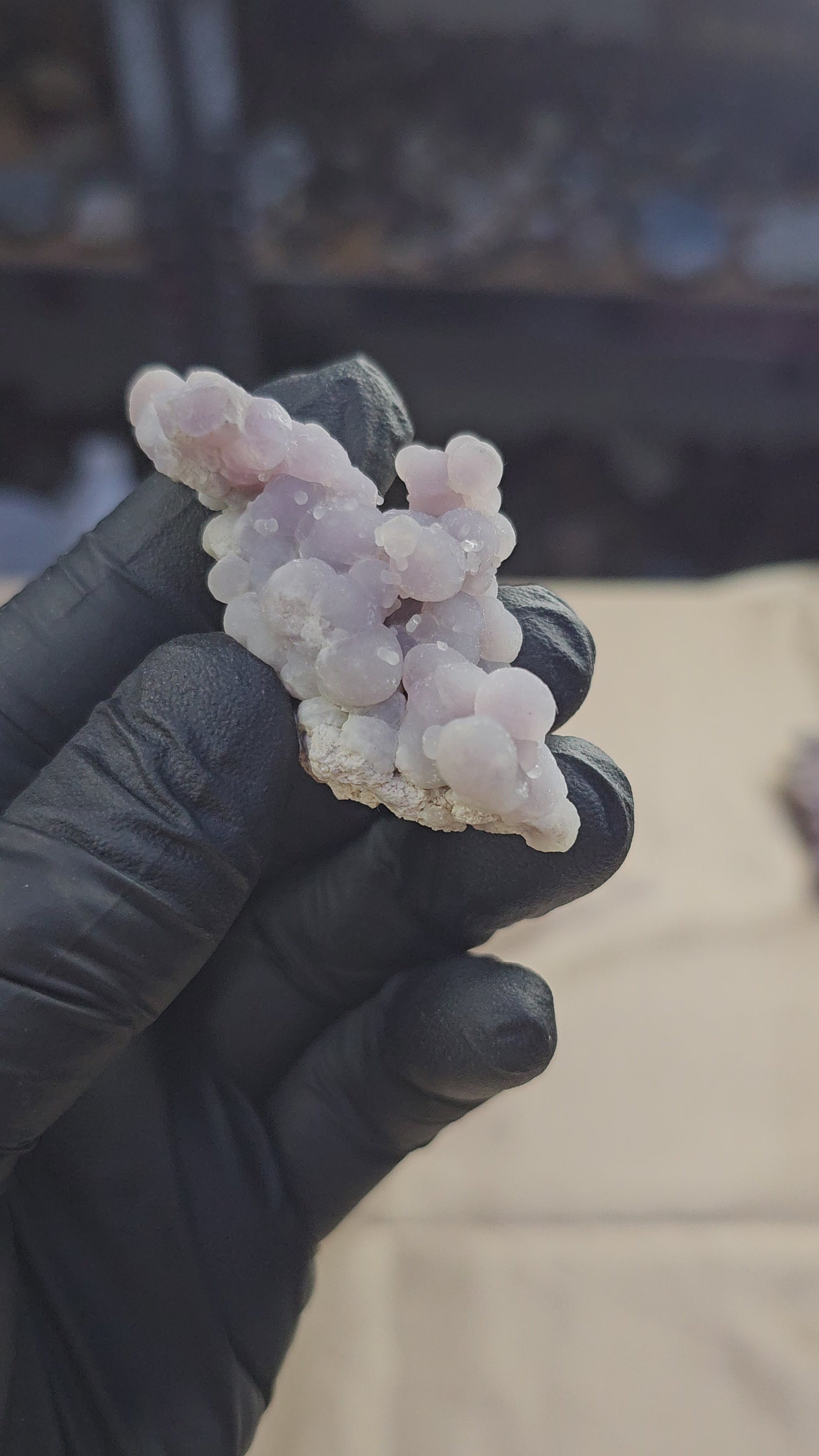 Calcédoine botryoïde à gros grains de raisin violets pâles de 29g - Vue en 360°