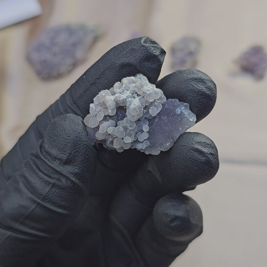 Calcédoine grappes de raisin gris de lin et violette claire entièrement scintillante de 5g d'Indonésie