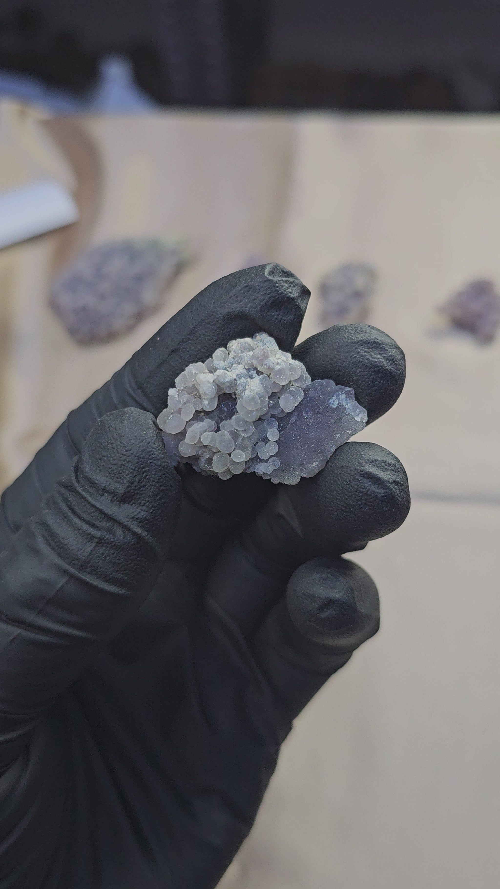 Calcédoine grappes de raisin gris de lin et violette claire entièrement scintillante de 5g d'Indonésie