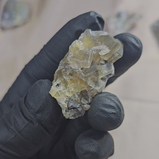 Fluorite jaune translucide à inclusion de pyrite et de la galène sur gangue de 32g du Maroc - Vue en 360°