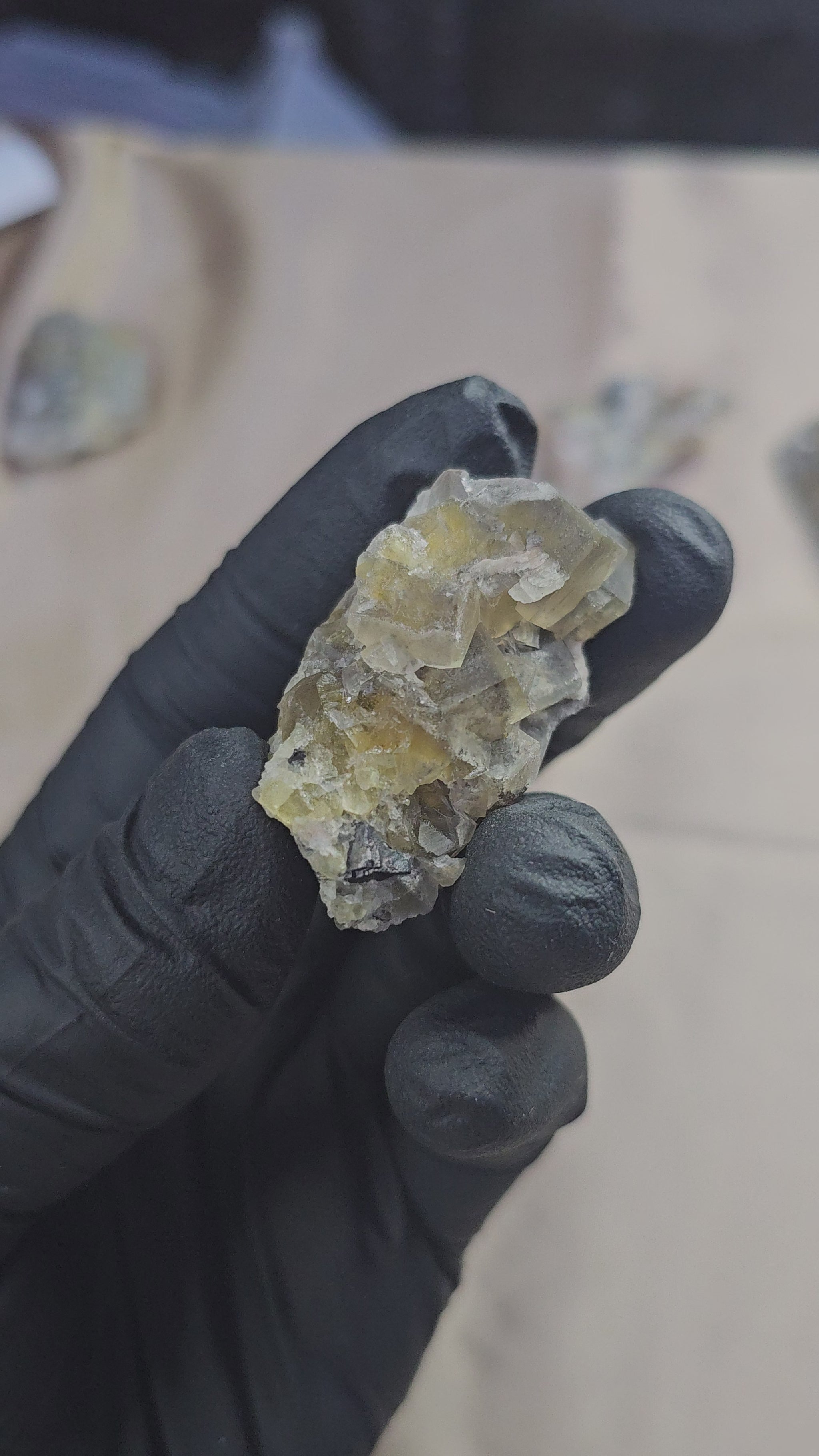 Fluorite jaune translucide à inclusion de pyrite et de la galène sur gangue de 32g du Maroc - Vue en 360°