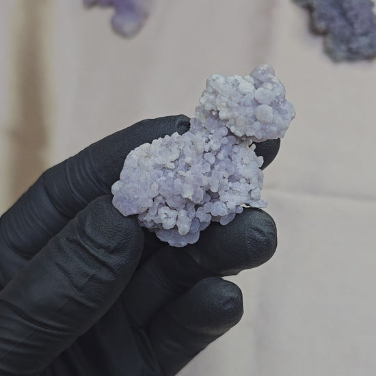 Calcédoine botryoïde mauve claire et blanche d'Indonésie de 24g - Vue en 360°