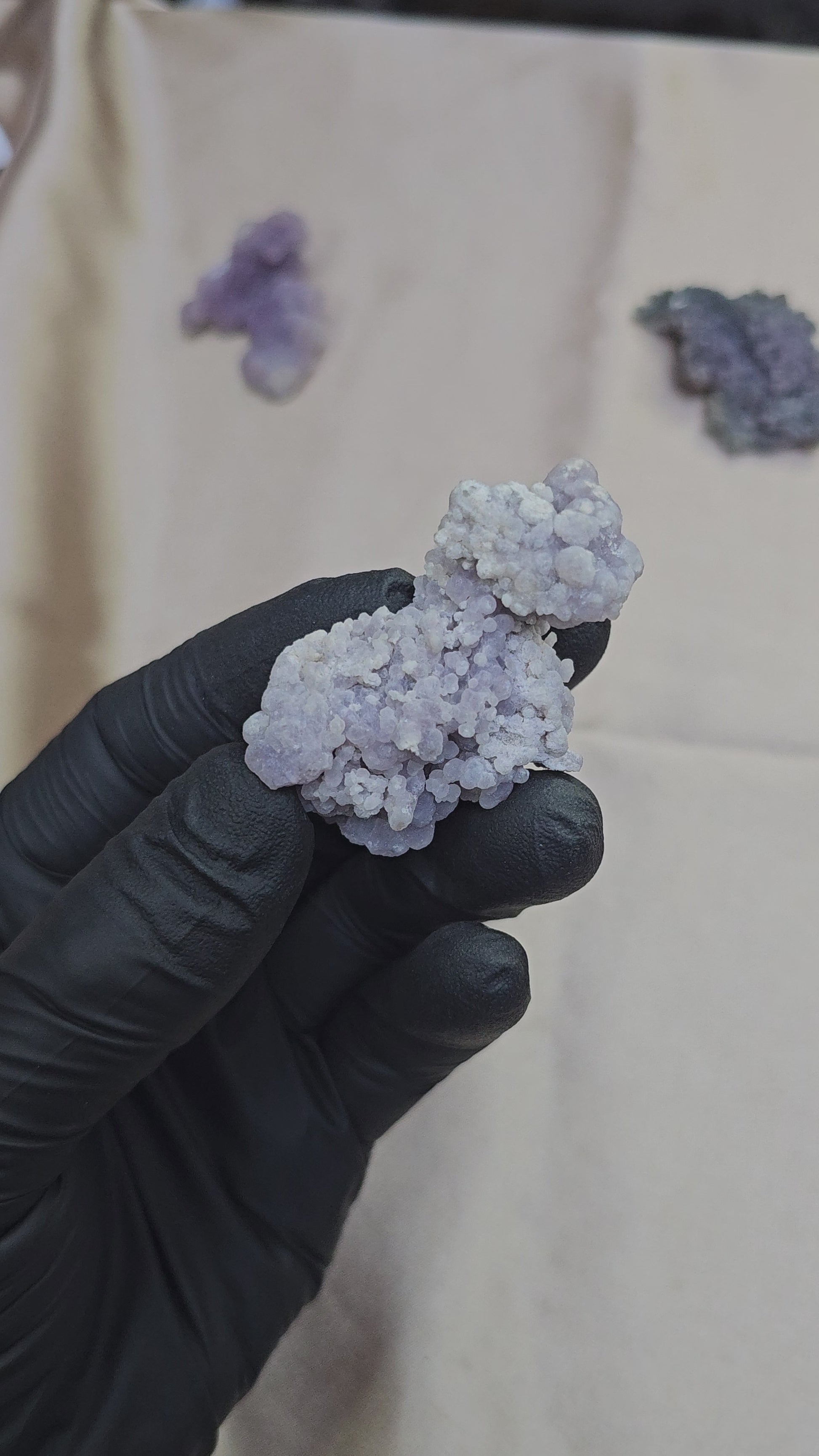 Calcédoine botryoïde mauve claire et blanche d'Indonésie de 24g - Vue en 360°