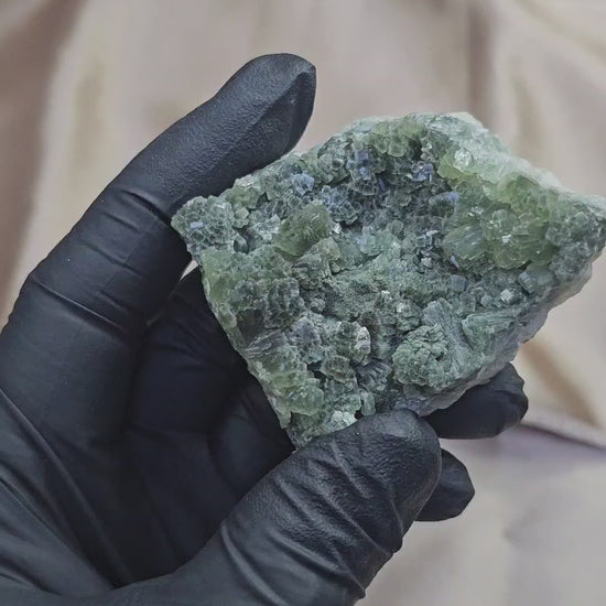 Prehnite aux cristaux orthorhombiques verts de qualité de 120g en provenance du Maroc