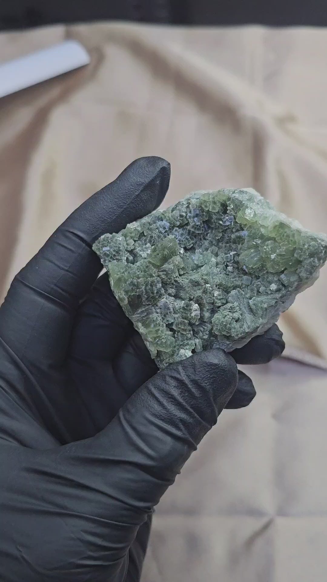 Prehnite aux cristaux orthorhombiques verts de qualité de 120g en provenance du Maroc