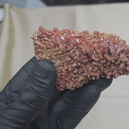 Vanadinite rouge et brune à cristaux hexagonaux de 202 de Mibladen au Maroc