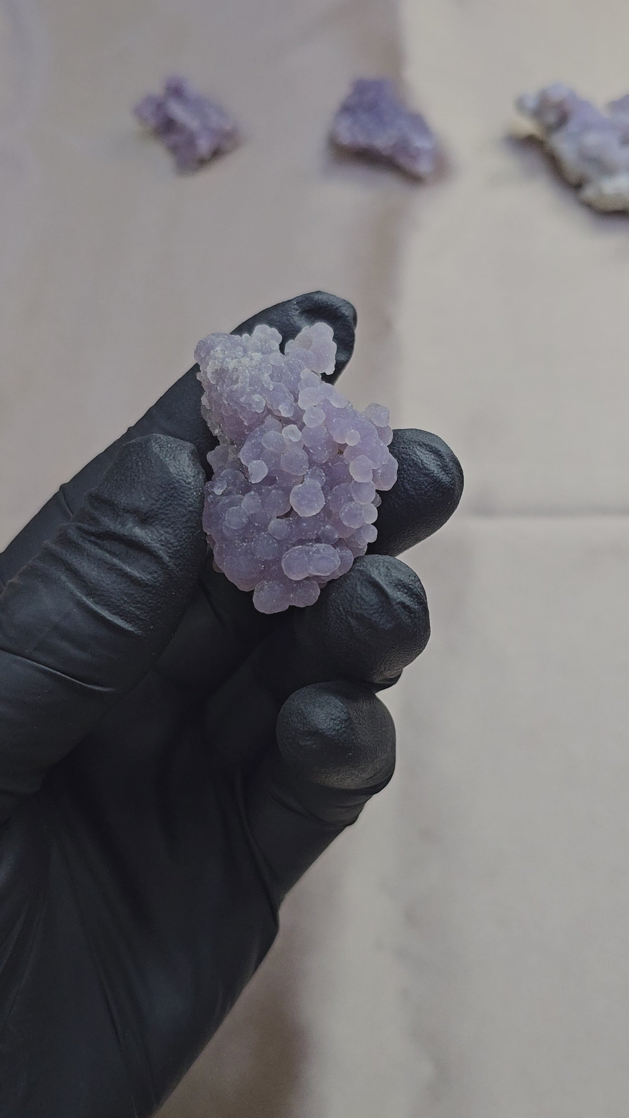 Calcédoine botryoïde Indonésienne de 35g entièrement cristallisée et translucide sous rétroéclairage - Vue en 360°