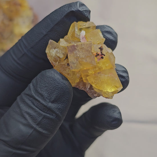 Fluorite jaune miel maclée du Maroc de 22g - Vue en 360° et sous lumière
