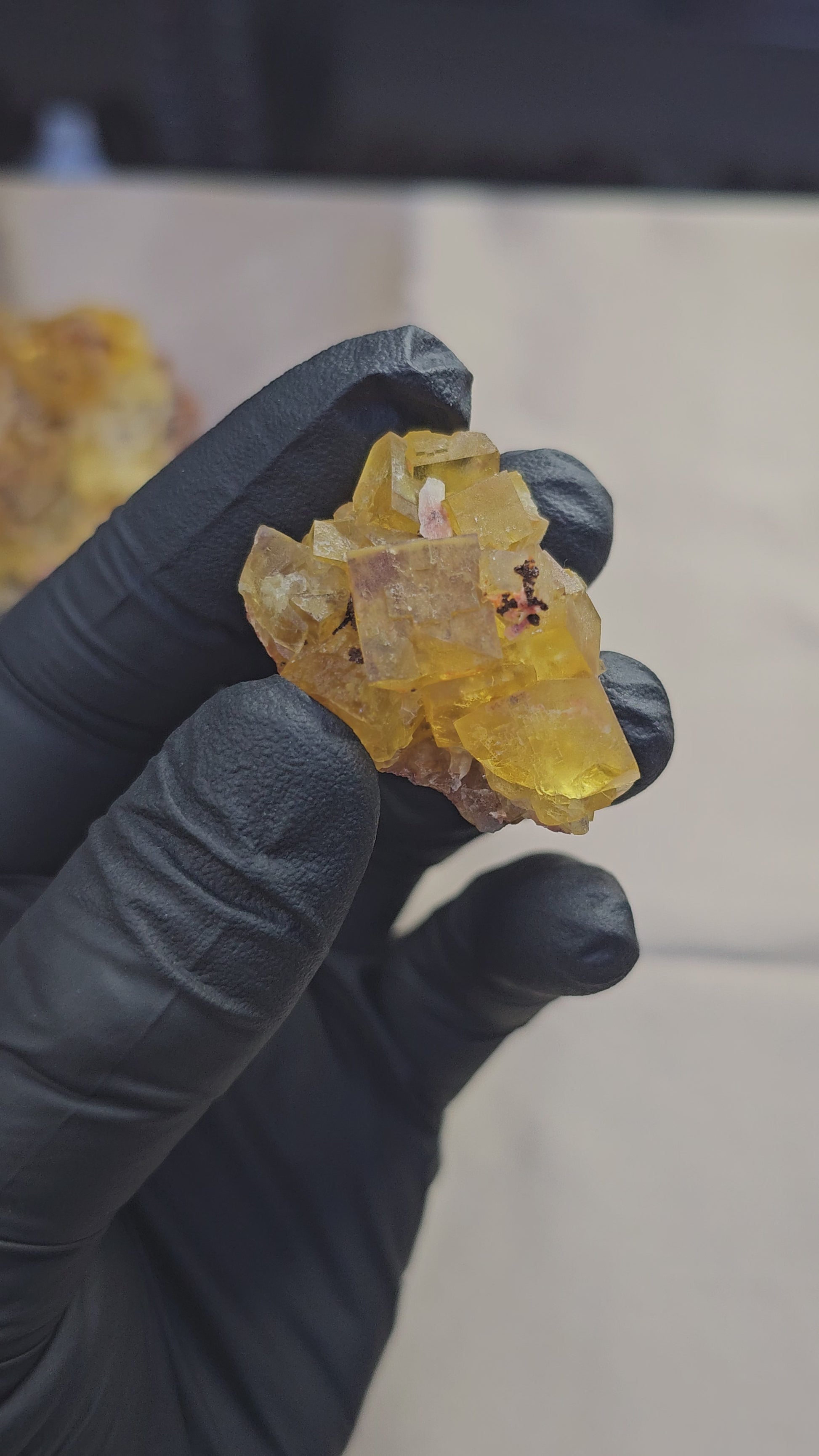 Fluorite jaune miel maclée du Maroc de 22g - Vue en 360° et sous lumière