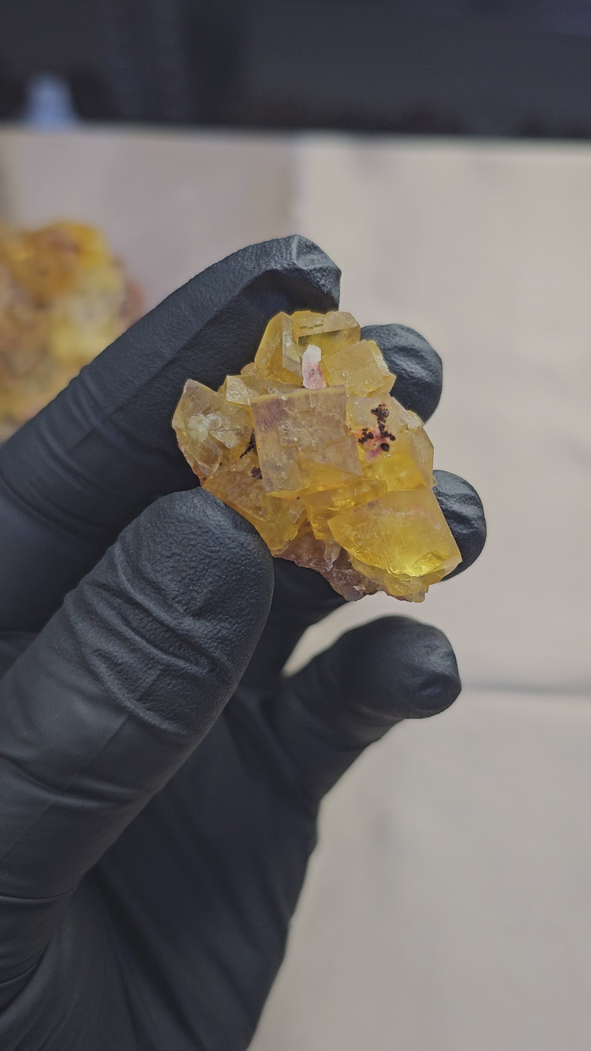 Fluorite jaune miel maclée du Maroc de 22g - Vue en 360° et sous lumière