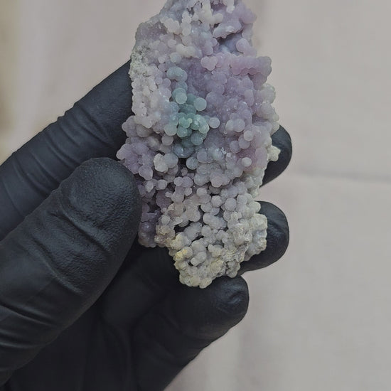 Calcédoine grappes de raisin violette et beige avec une touche de vert de 52g - Vue à 360°
