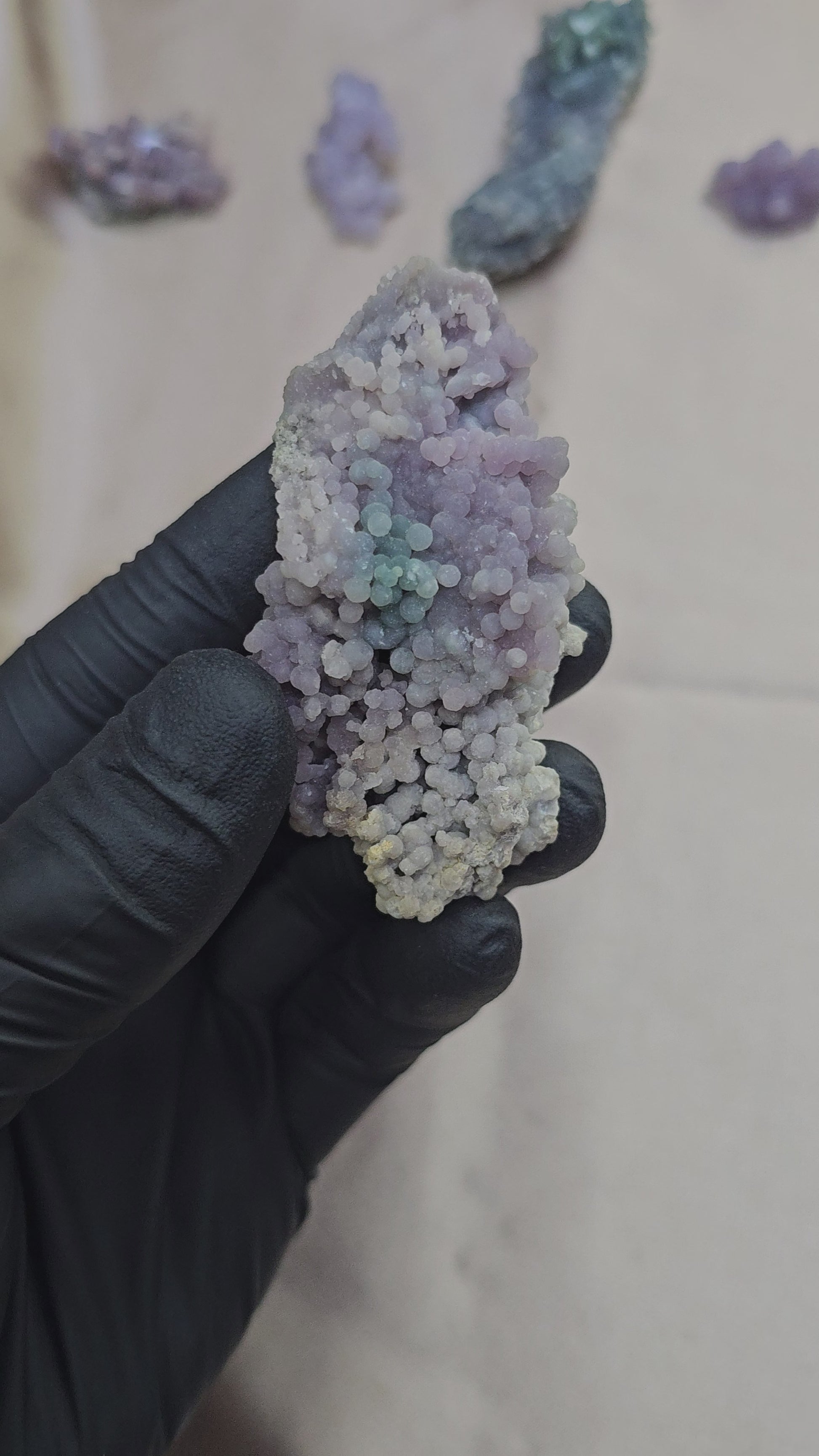 Calcédoine grappes de raisin violette et beige avec une touche de vert de 52g - Vue à 360°