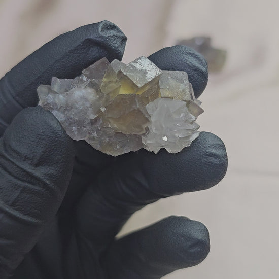 Fluorite jaune zonée accompagnée de sa fleur de quartz en provenance du Maroc 19g - Vue en 360°
