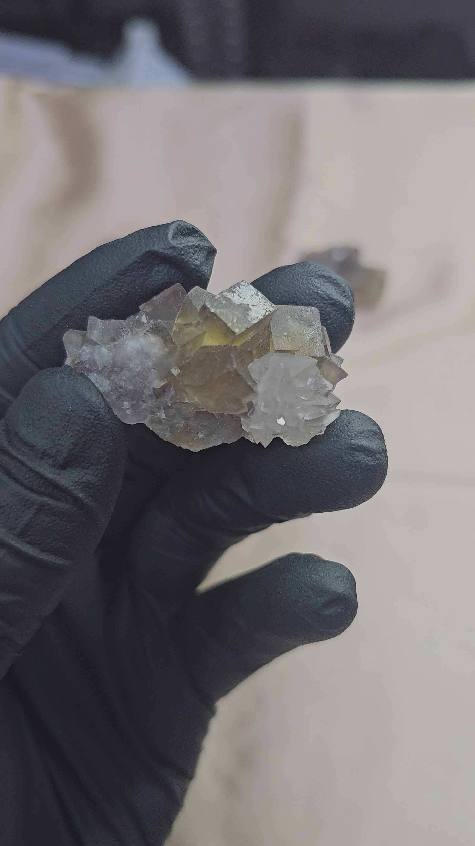 Fluorite jaune zonée accompagnée de sa fleur de quartz en provenance du Maroc 19g - Vue en 360°