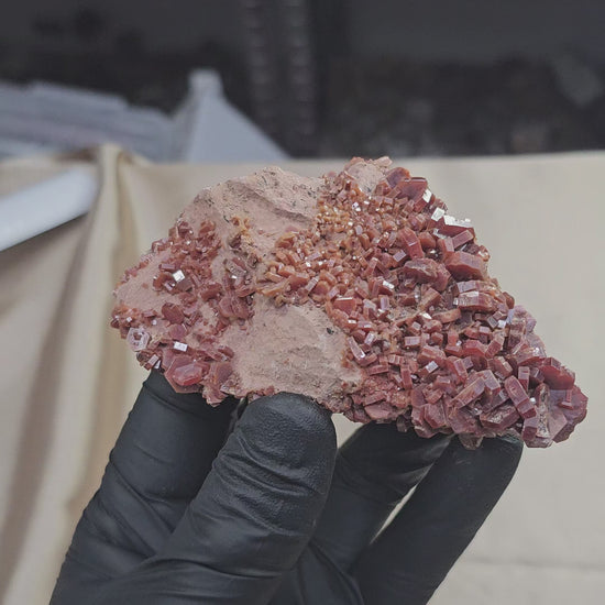 Vanadinite rouge à cristaux hexagonaux de 230g de Mibladen au Maroc - Vue en 360°