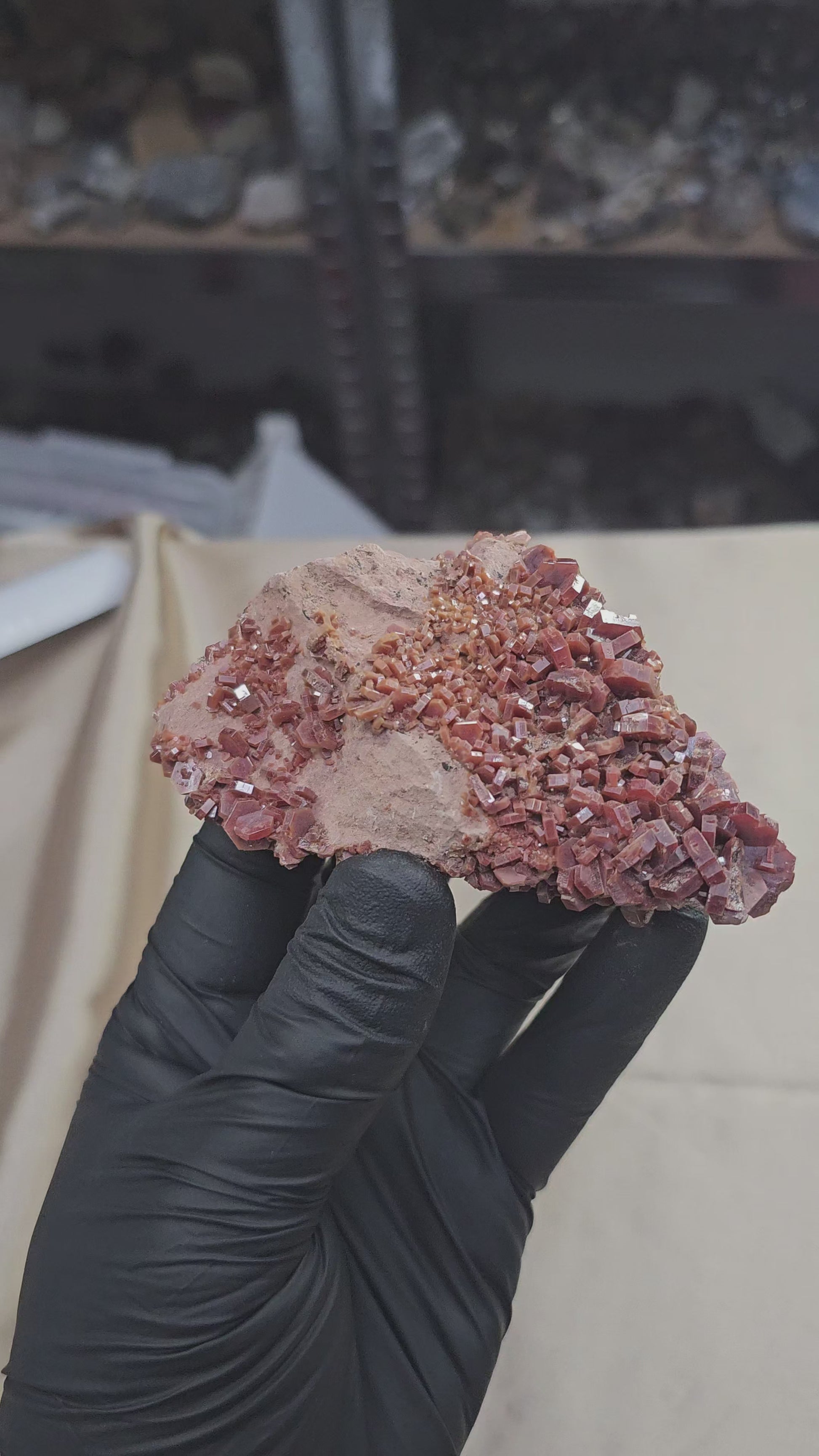 Vanadinite rouge à cristaux hexagonaux de 230g de Mibladen au Maroc - Vue en 360°