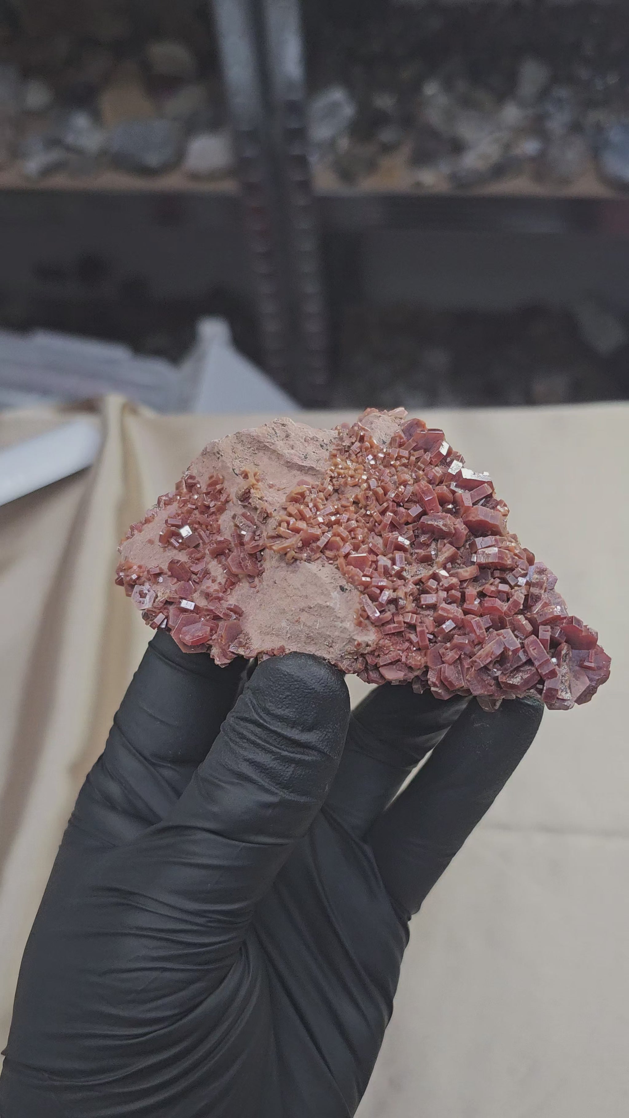 Vanadinite rouge à cristaux hexagonaux de 230g de Mibladen au Maroc - Vue en 360°