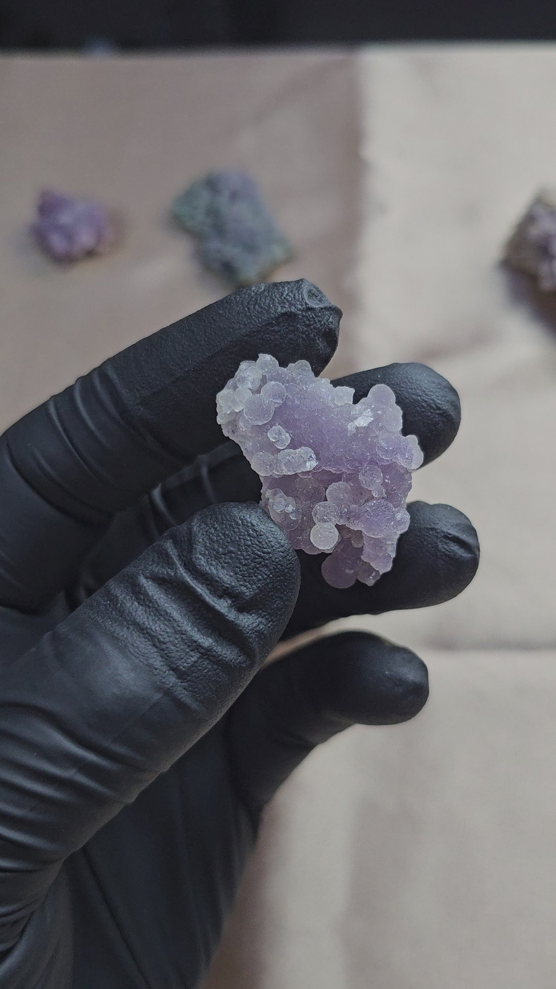 Calcédoine violette cristallisée et translucide d'Indonésie de 10g