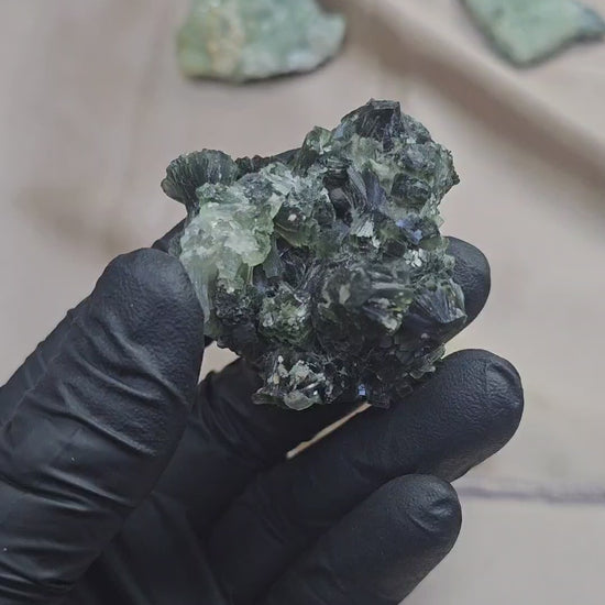 Prehnite cristaux verts foncés de 58g du Maroc - Présentation prehnite brute vue à 360°