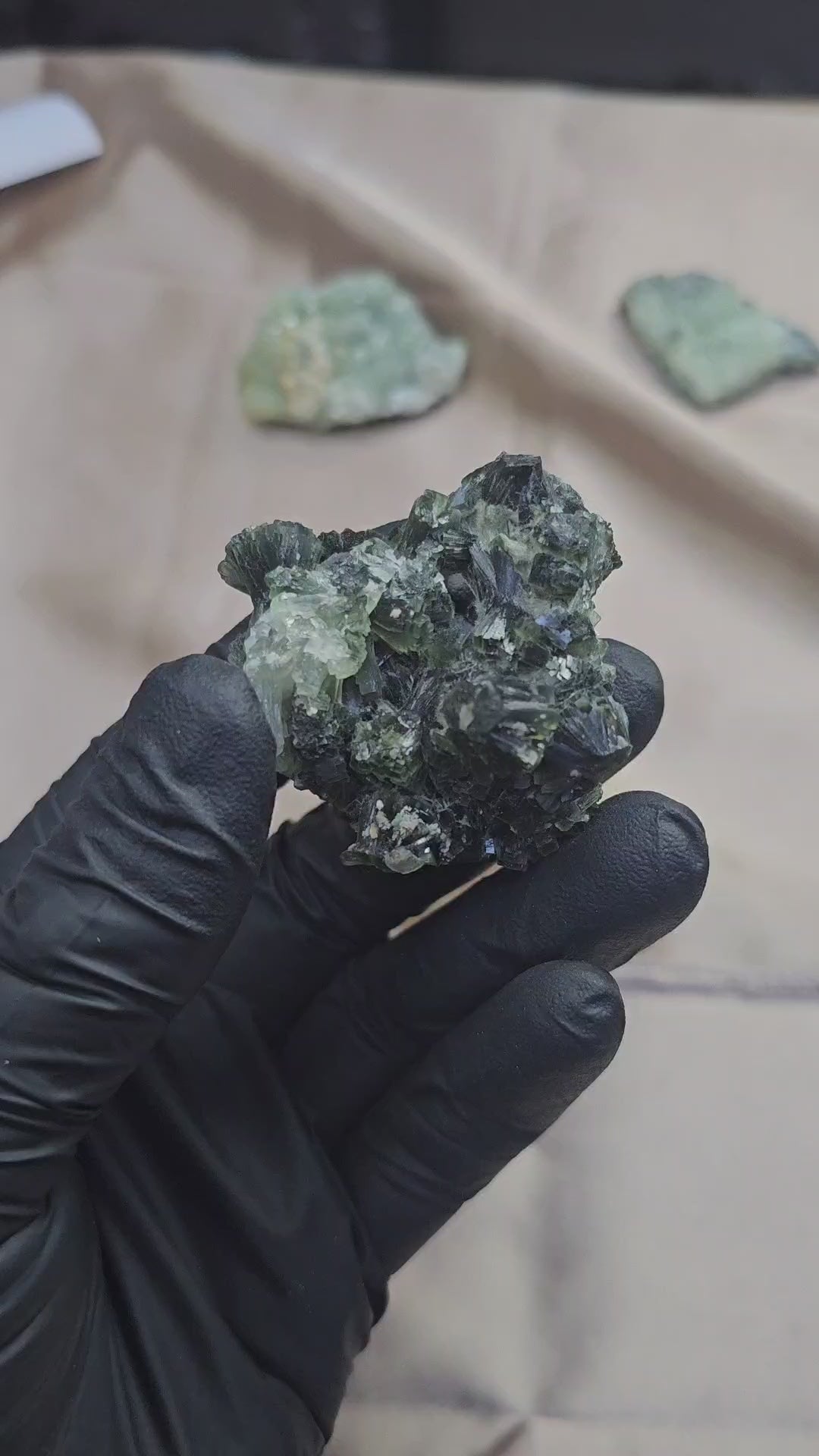 Prehnite cristaux verts foncés de 58g du Maroc - Présentation prehnite brute vue à 360°