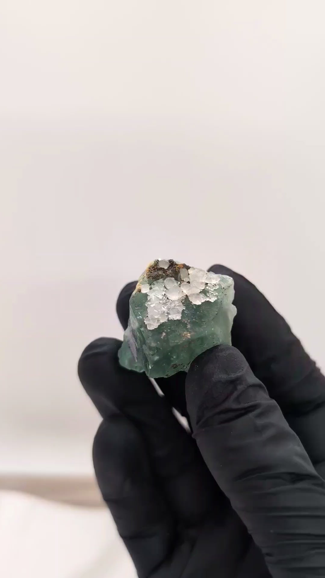 Cristaux de quartz avec pyrite sur fluorite verte 41g El Hammam Maroc