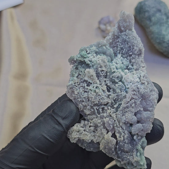 Calcédoine indonésienne formée de microcristallins de quartz verts, violets et gris de lin de 114g - Vue à 360° et du dessus