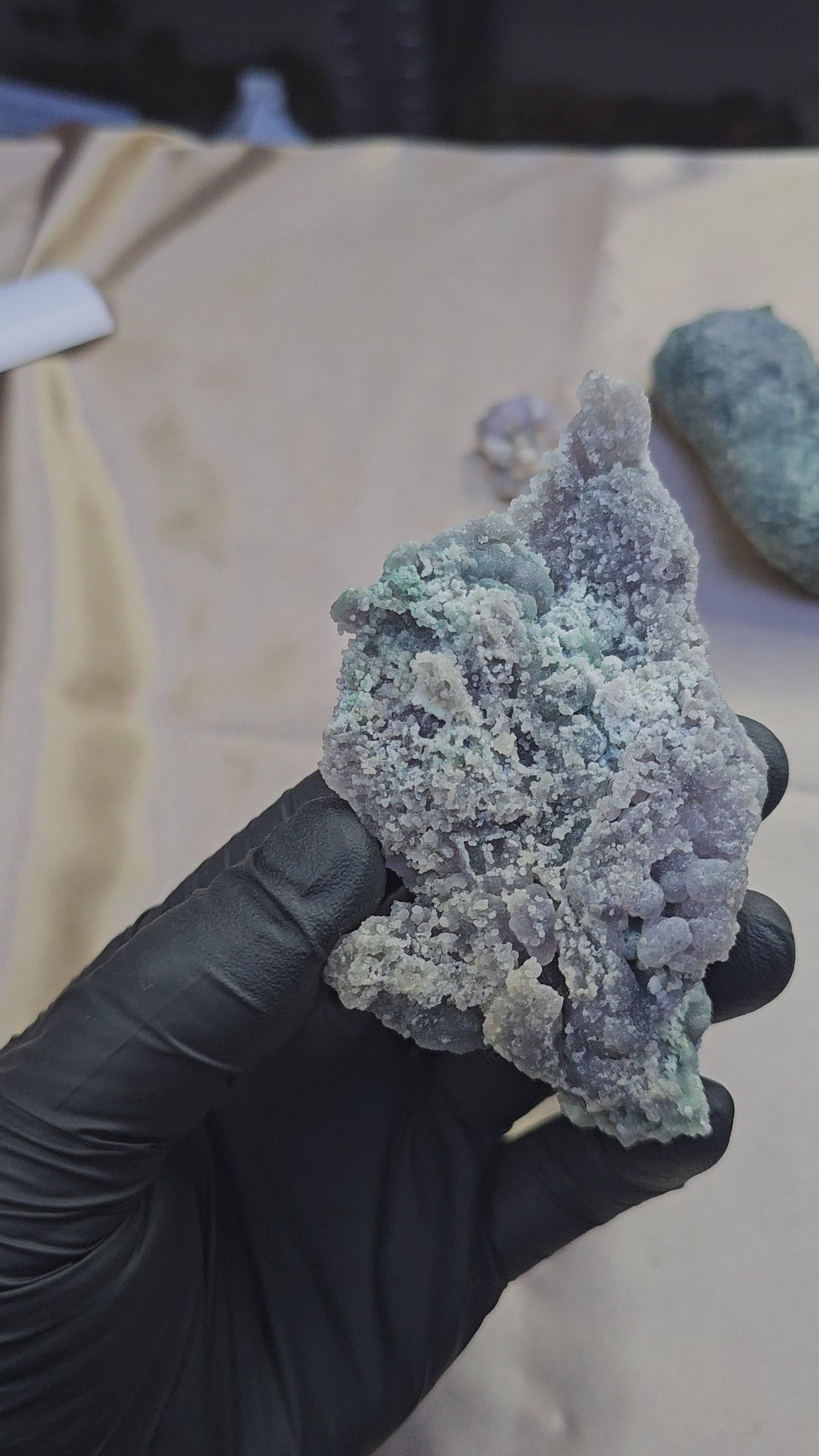 Calcédoine indonésienne formée de microcristallins de quartz verts, violets et gris de lin de 114g - Vue à 360° et du dessus