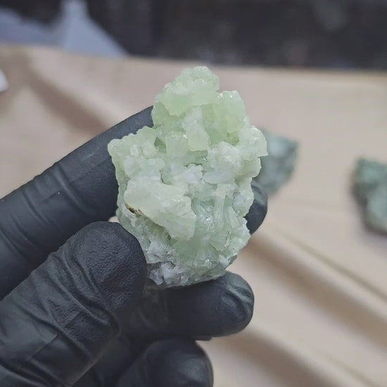 Prehnite brute très claire cristallisée orthorhombiques de 58g - Vue du dessus et à 360°