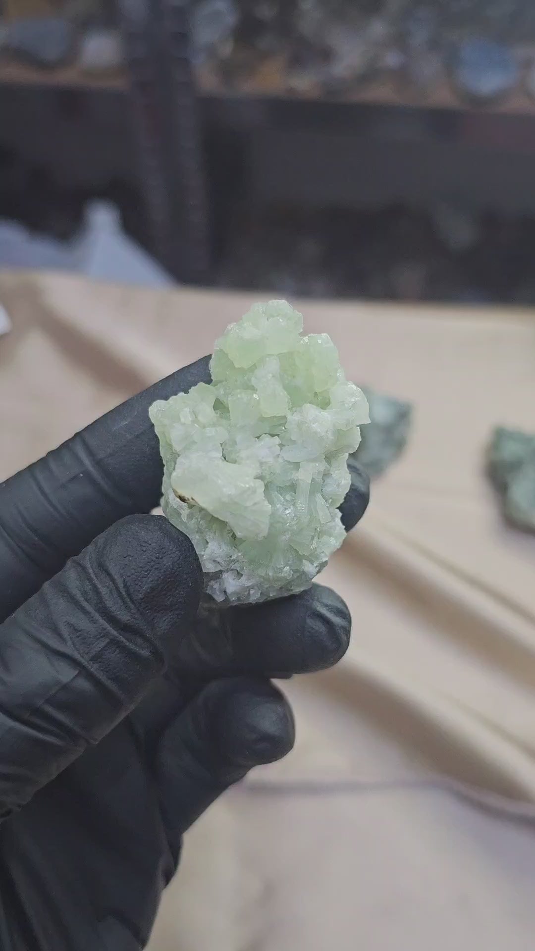 Prehnite brute très claire cristallisée orthorhombiques de 58g - Vue du dessus et à 360°