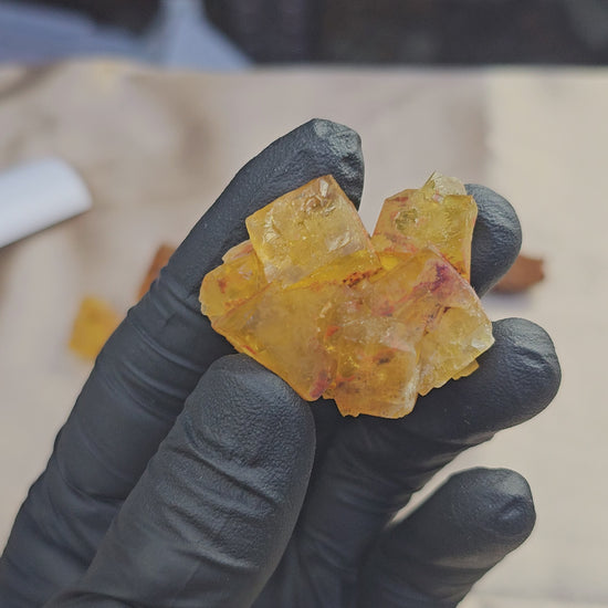 Fluorite maclée jaune miel de 31g d'Aouli au Maroc - Vue du dessus et en 360°