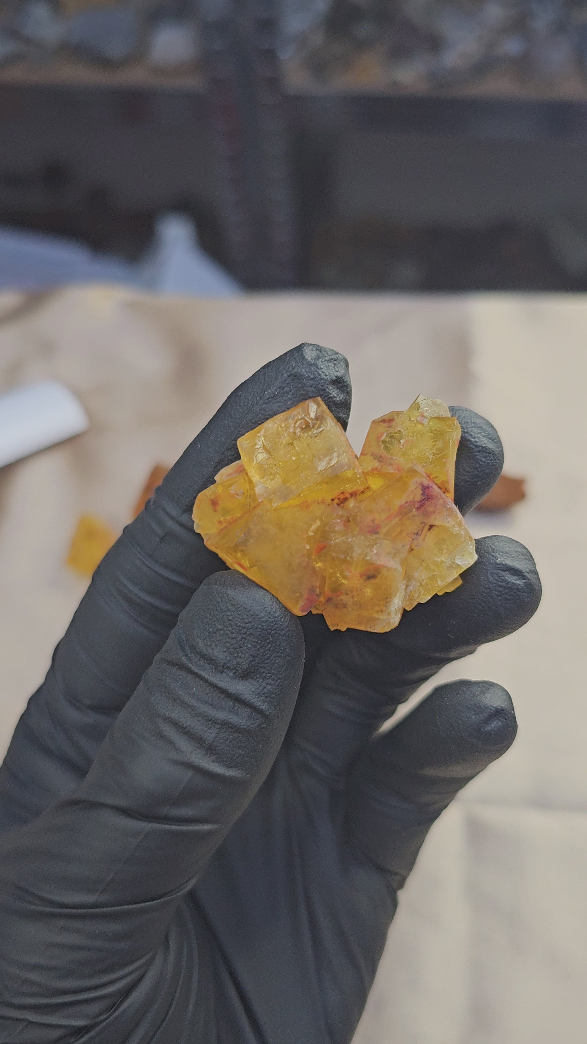 Fluorite maclée jaune miel de 31g d'Aouli au Maroc - Vue du dessus et en 360°