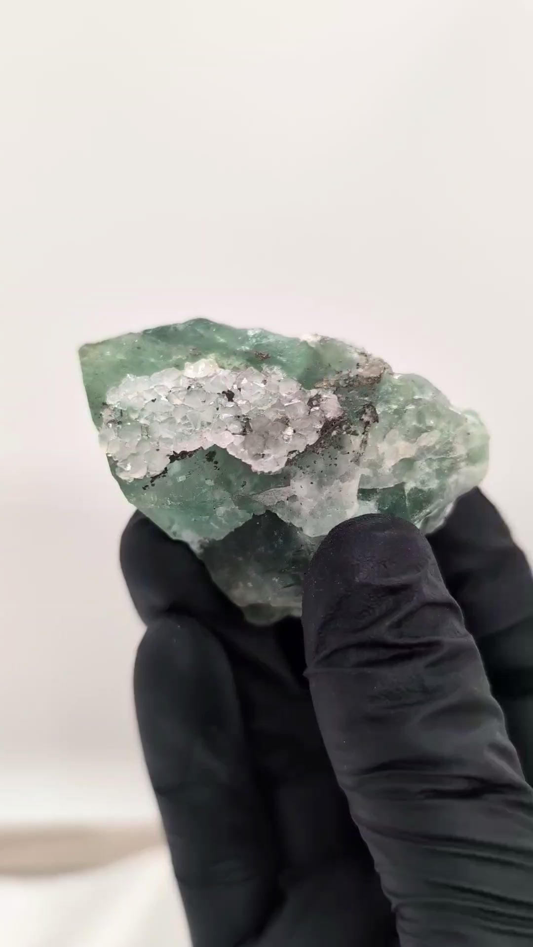 Quartz et pyrite sur fluorite verte 121g d'El Hammam au Maroc