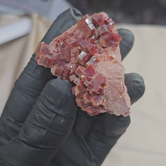 Vanadinite rouge à cristaux hexagonaux 82g de Mibladen au Maroc - Vue en 360° et du dessus